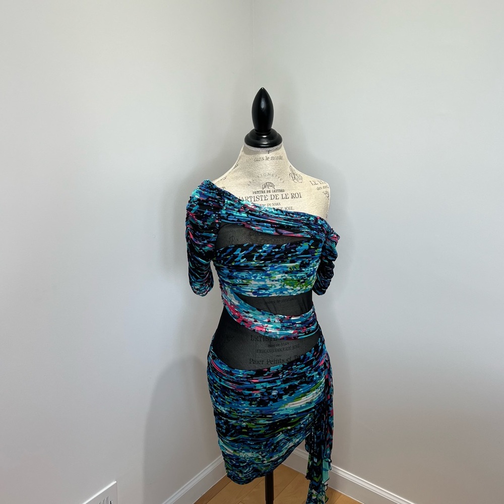 This dress is so beautiful and stunning. Excellent condition size M.